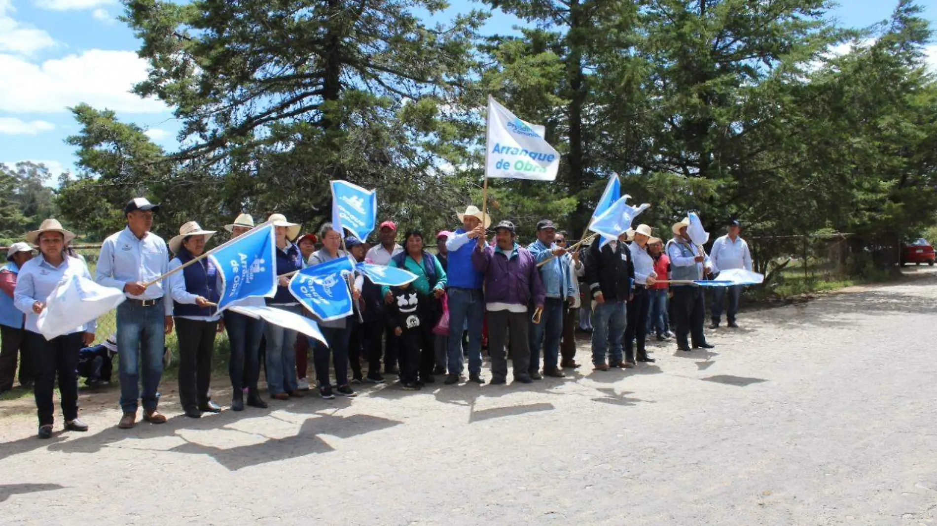 En el banderazo de arranque acudieron los funcionarios municipales y pobladores de San Juan de Dehedó.  Foto Cortesía